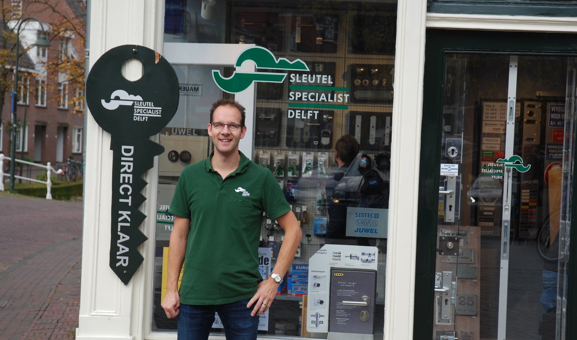 Jeroen van der Werf voor zijn winkel Sleutelspecialist Delft, gevestigd aan de Verwersdijk 2. (foto: Asch Rast)