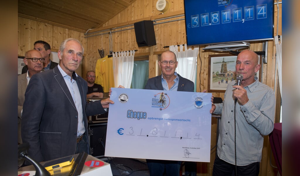 Sjaak van der Burg, Bartjan Kerklaan en Hans van der Sman (v.l.n.r.) presenteren het eindresultaat. (foto: Roel van Dorsten)  