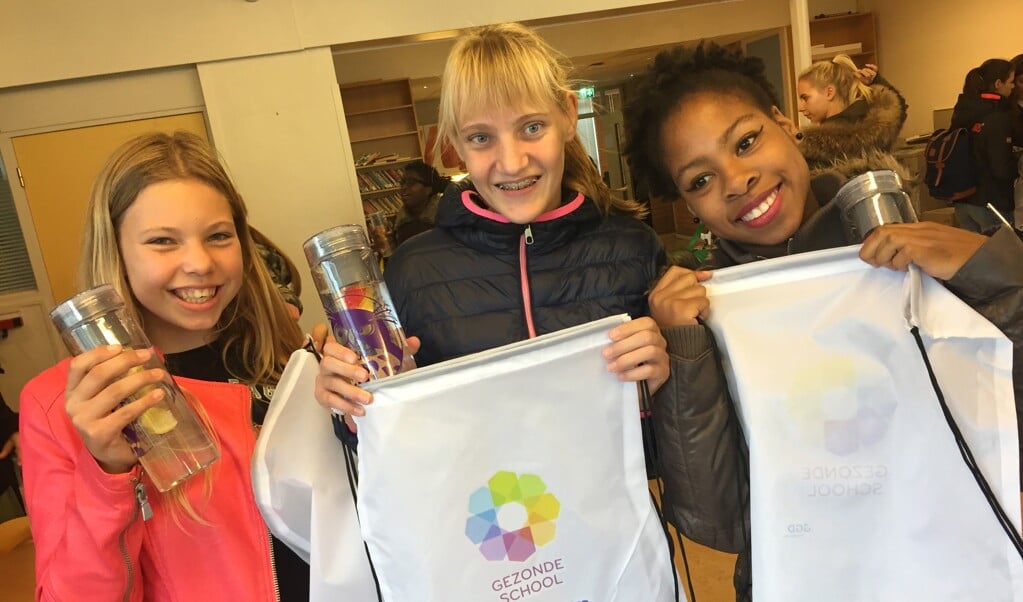 Leerlingen van de Laurentius Praktijkschool werden na afloop getrakteerd op een waterfles met infuser. 