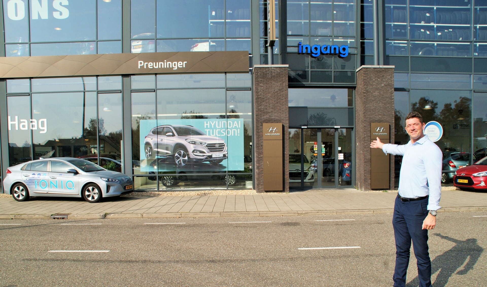 Verkoper Martijn van Reenen voor het niet te missen pand van Preuninger Hyundai in Ypenburg. (foto's: ML)