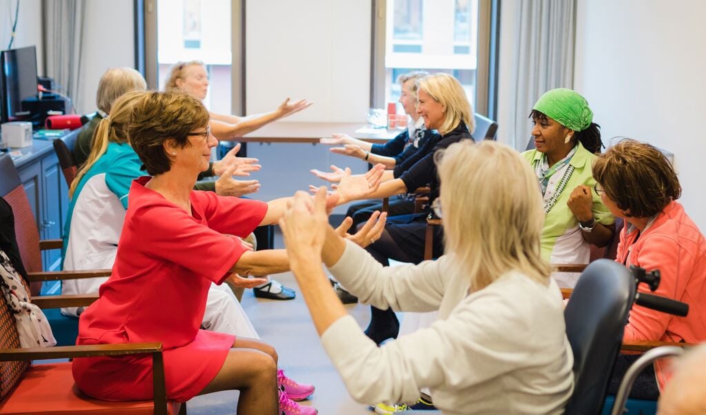 Ter gelegenheid van de tienjarige samenwerking werd door cliënten samen met de directeuren van beide instellingen gedanst. 