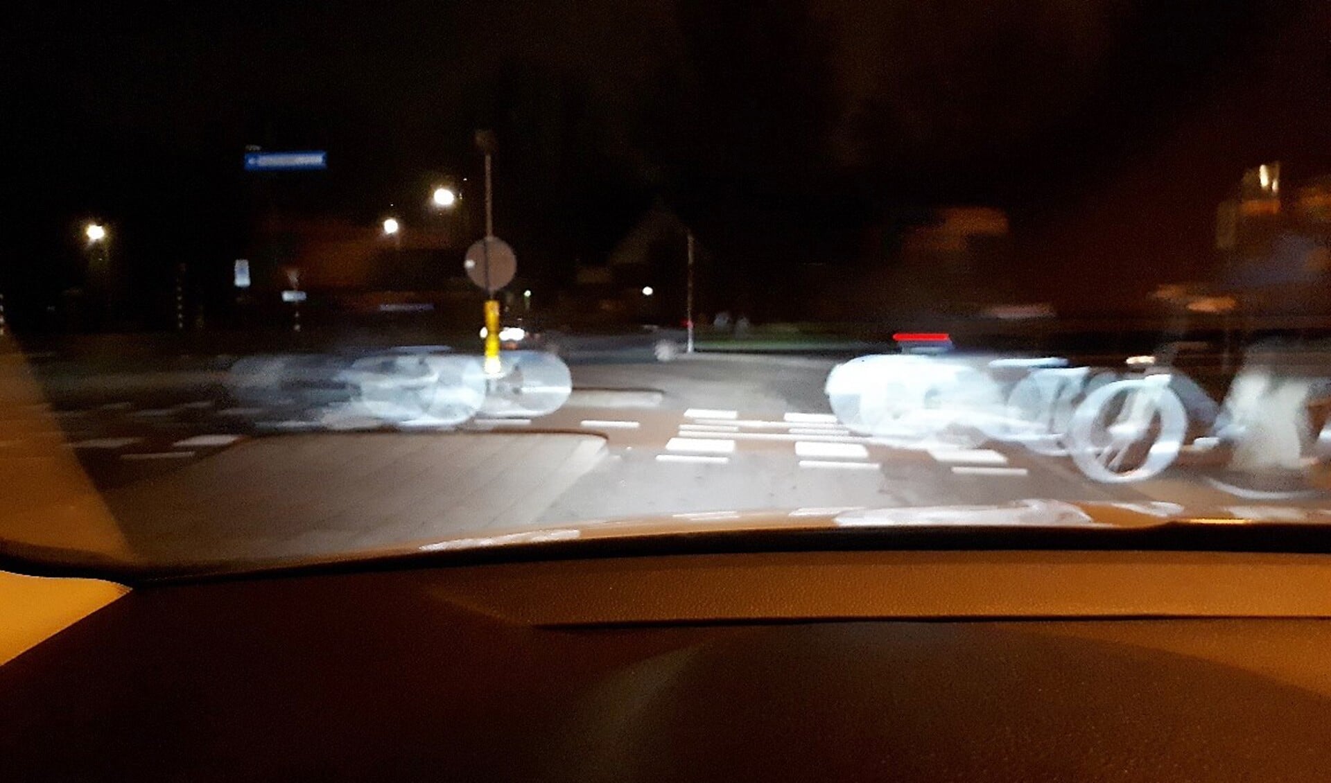 Fietsers zijn in het donker slecht zichtbaar voor het autoverkeer dat hier passeert. (foto: Hans de Hoog)