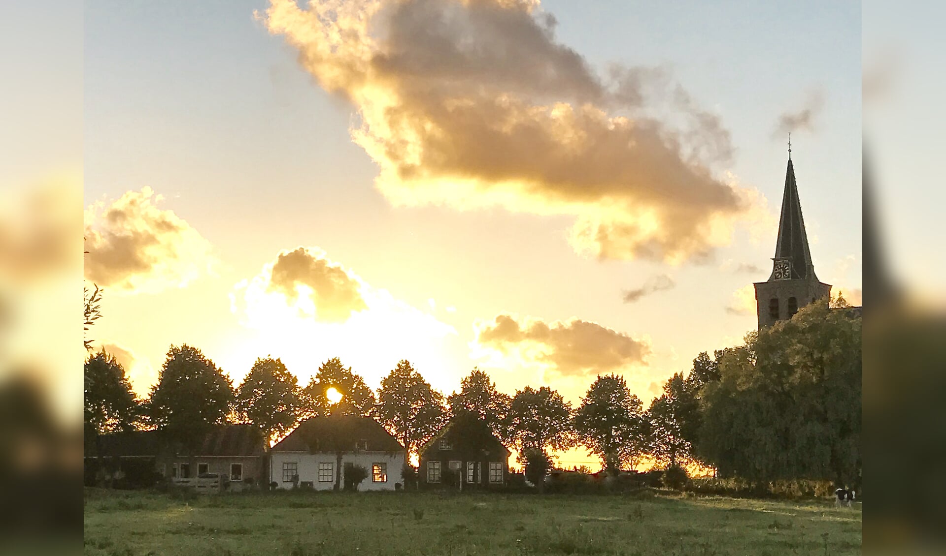 Midzomeravond-beeld van het bij Schipluiden behorende kerkdorpje ’t Woudt, gezien vanaf een recreatief fietspad door groengebied Midden-Delfland. (foto: Henk de Kat)
