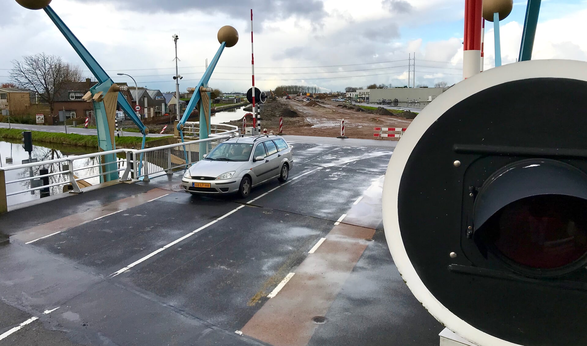 Binnenkort wordt de Oostgaagbrug verbreed, als schakel in een nieuwe weg (op de achtergrond in aanleg) tussen het Delftse ziekenhuis en de A4 bij Den Hoorn. (foto: Henk de Kat)