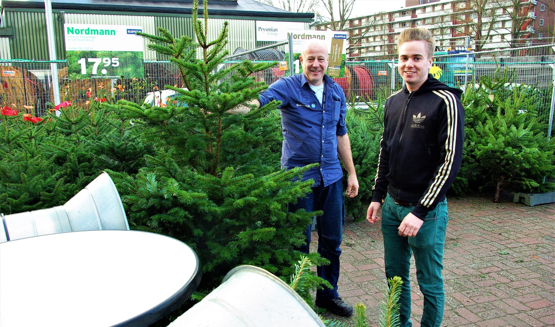 Allan Zuiderwijk en Jeffrey van Gamma Delft zijn er klaar voor. De verkoop van kerstbomen is begonnen. 