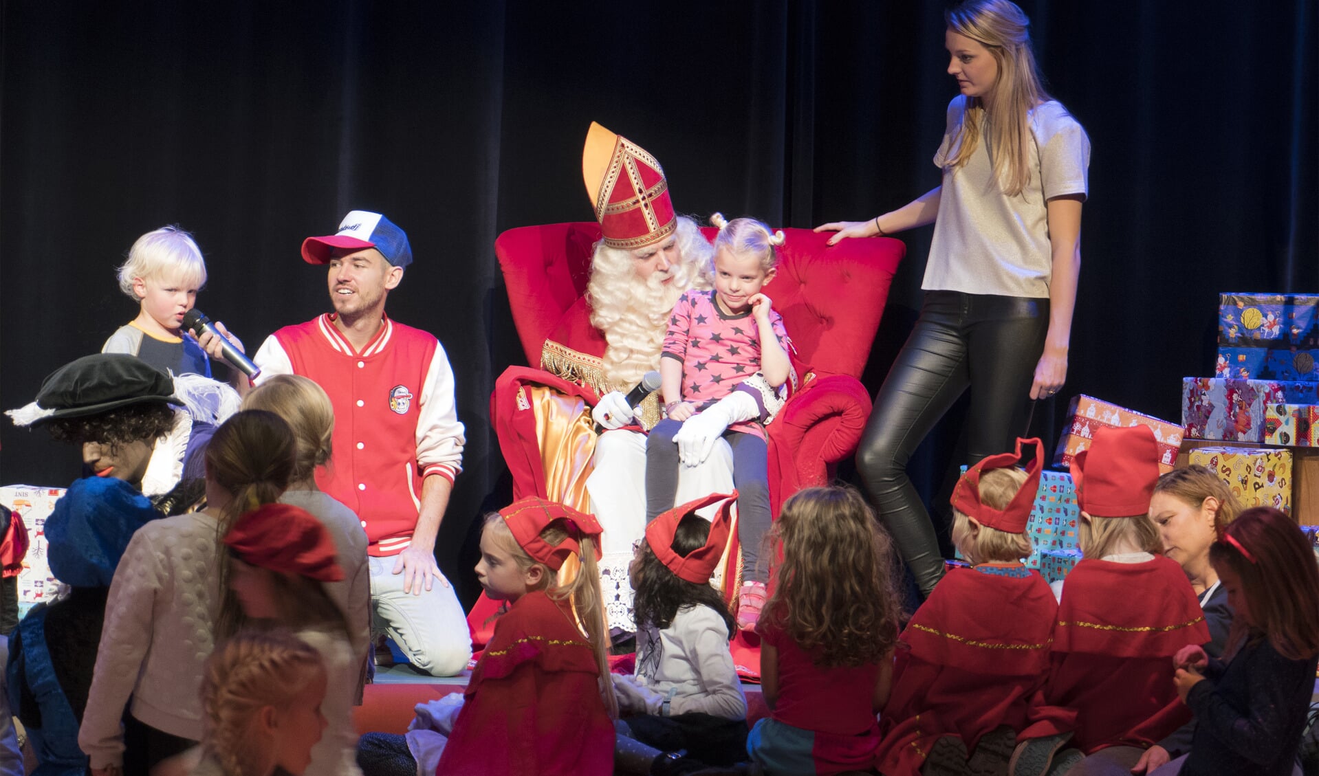 Sinterklaas loopt ook dit jaar niet stilletjes Theater de Veste voorbij. 