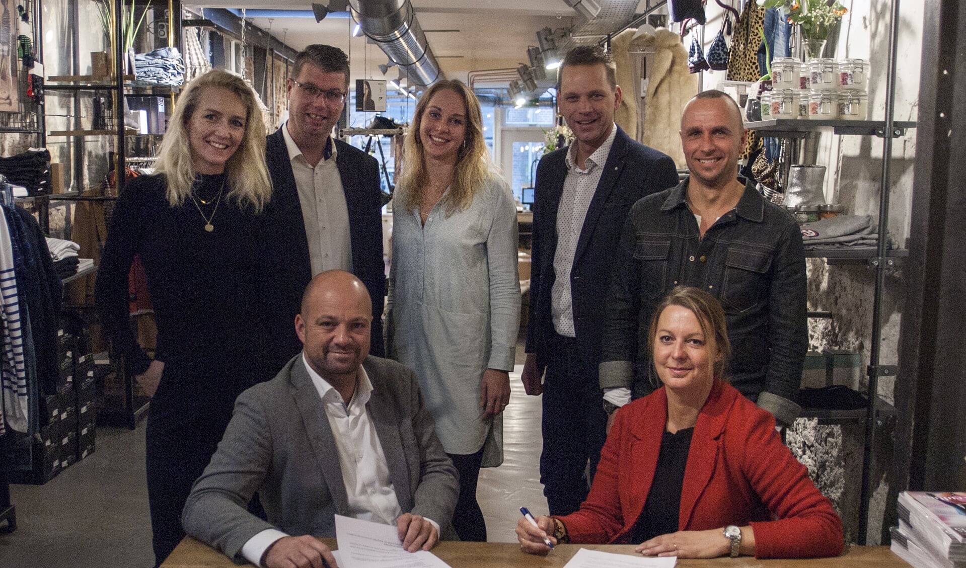 Josje Wiggers, manager MKB tekent samen met Tom de Weerdt van het SCMD voor de samenwerking van Blue Sunday met de Rabobank.