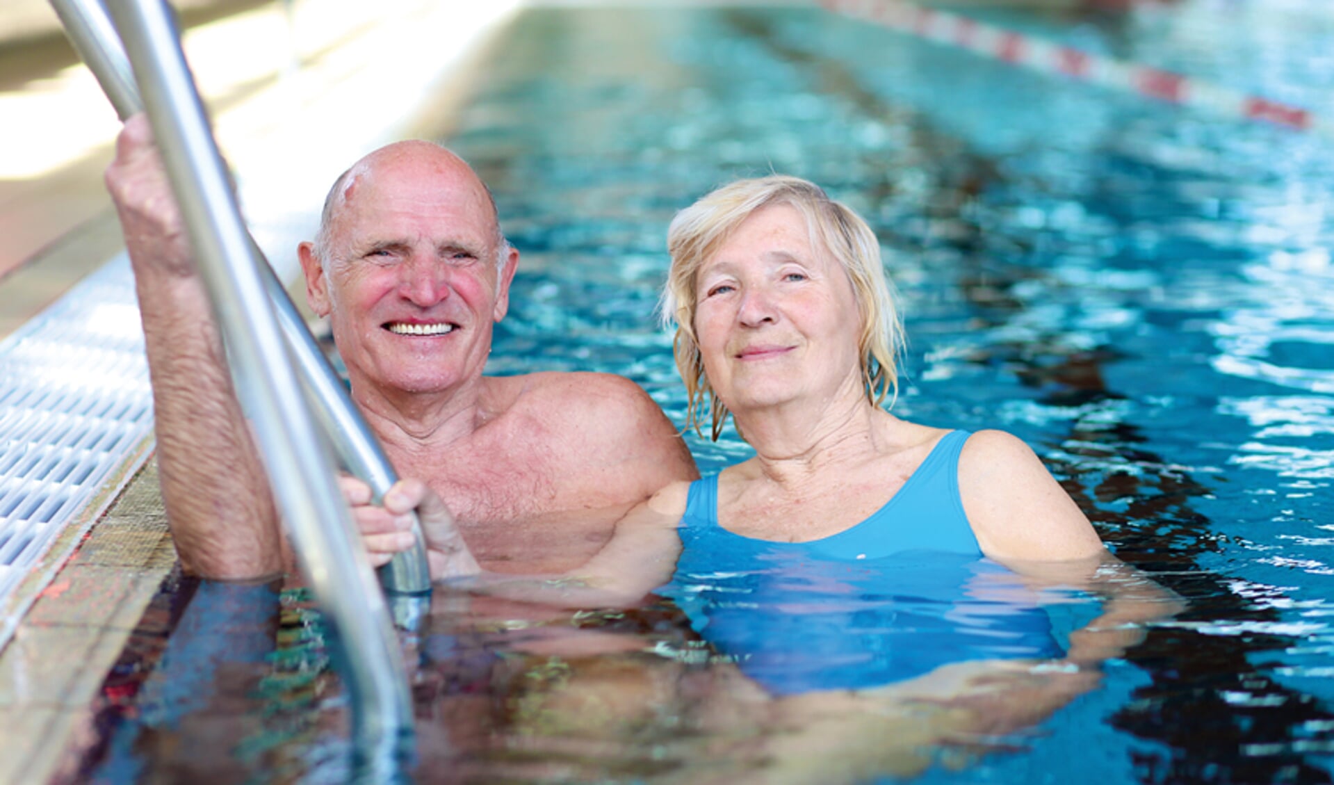 Ouderen en hun mantelzorgers kunnen elke dinsdagmiddag met elkaar zwemmen in het Sportfondsenbad Delft. 