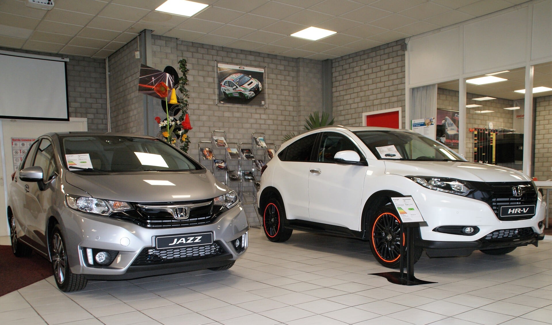 De Honda Jazz en HR-V in de showroom van Auto Ruiter.
