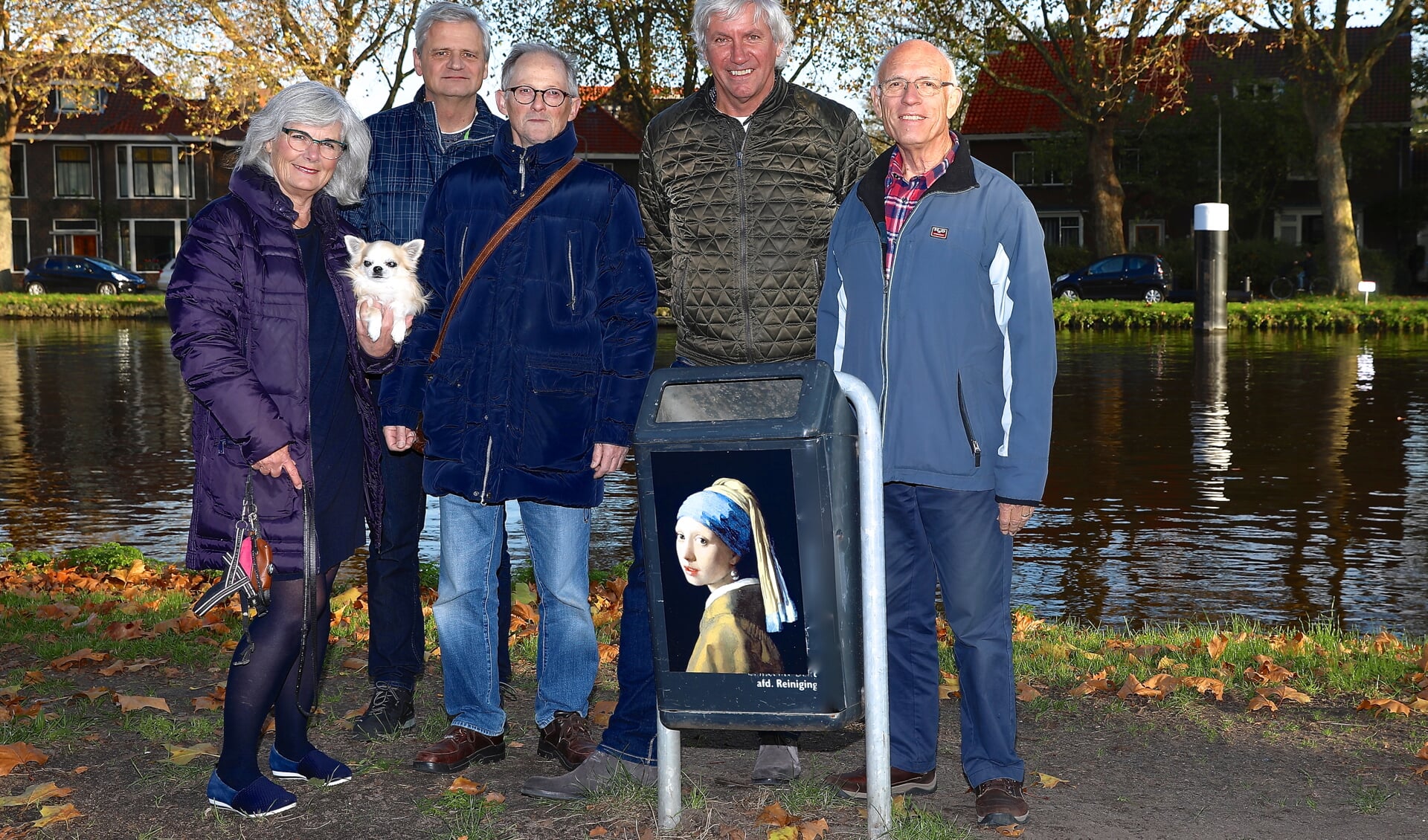 De bewoners van Parel aan de Schie zijn blij met hun Vermeervuilnisbak, maar hun sympathieke idee kan niet op ieders goedkeuring rekenen. (foto: Koos Bommelé)