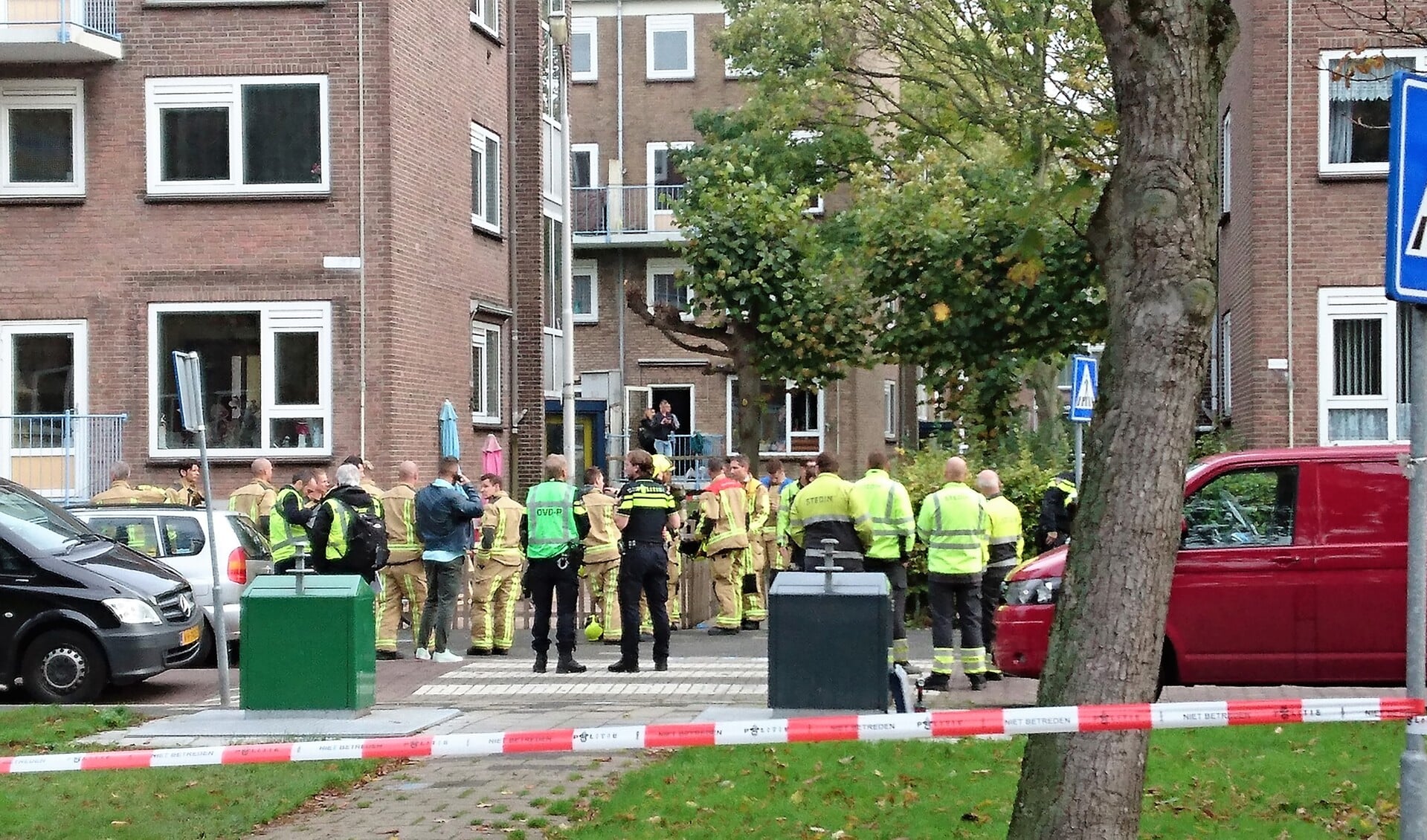 Hulpdiensten rukten 1 november uit na een explosie aan de Van Schuijlenburchstraat. Hierbij kwam een 36-jarige monteur om het leven. (foto: Marco van der Roest)