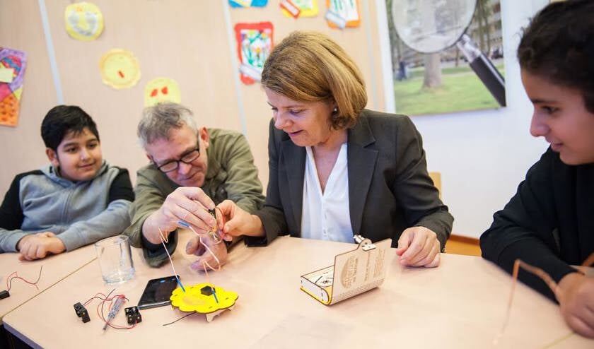 Burgemeester Van Bijsterveldt verdiepte zich maandag in het project 'Horizon vol techniek'.