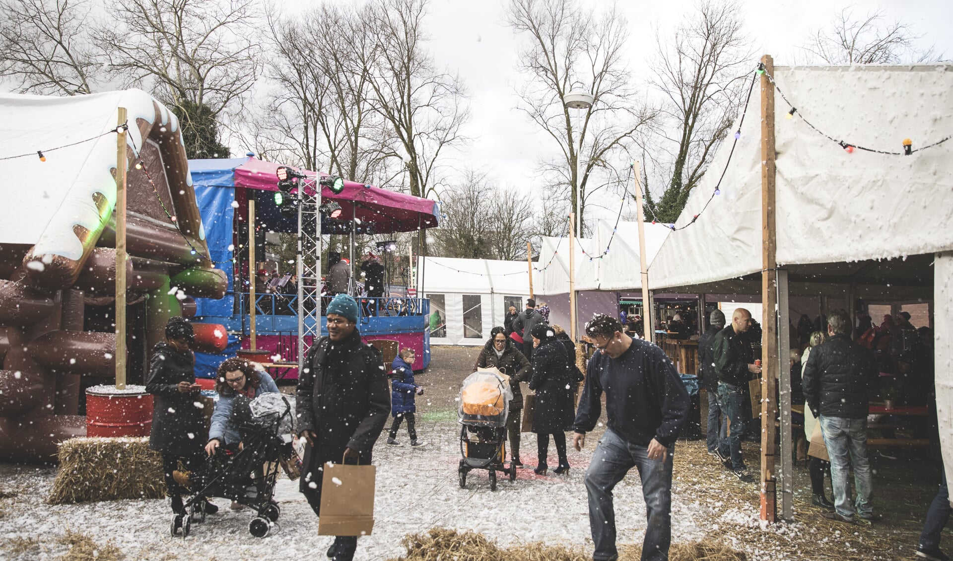 De door Stichting Perspektief georganiseerde kerstmarkt was een groot succes. 