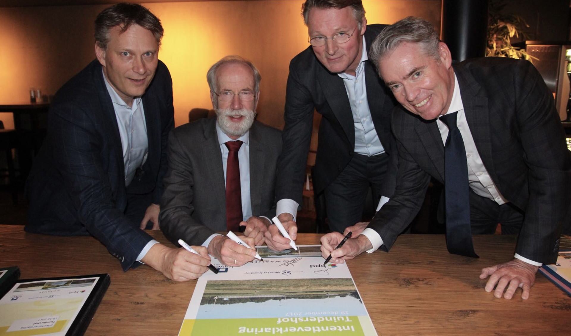 De betrokken partijen ondertekenen de intentieverklaring, tweede van links wethouder Jaap van Staalduine.