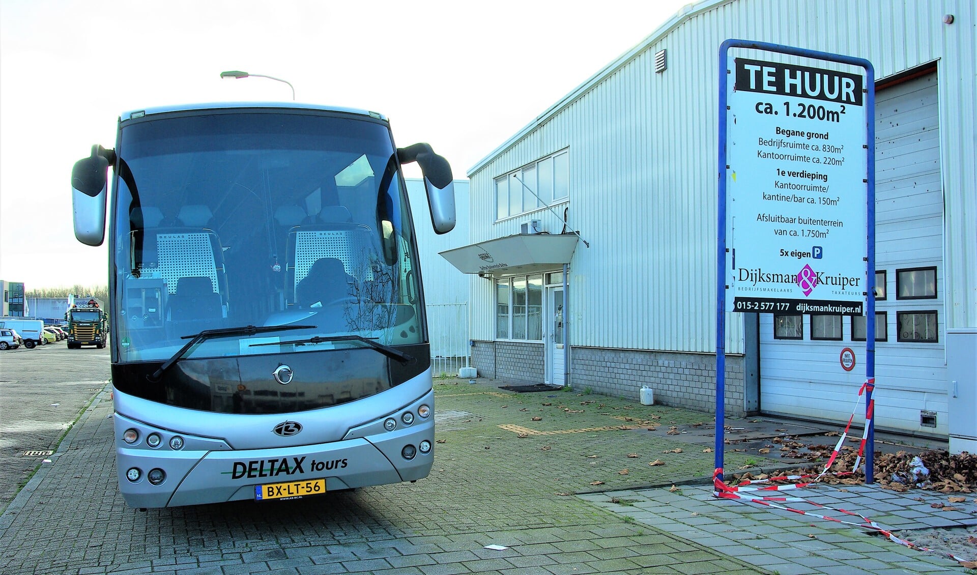 Deltax is failliet en het voormalig pand van Deltax staat te huur. De touringcar van Deltax Tours rijdt nog wel gewoon rond.