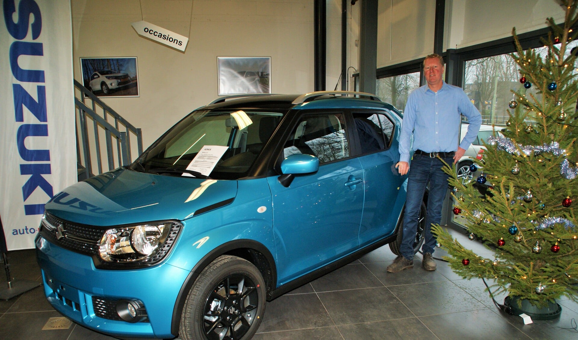Patrick van den Berg bij de Suzuki Ignis in de showroom van Auto Nassau. (foto's: ML)