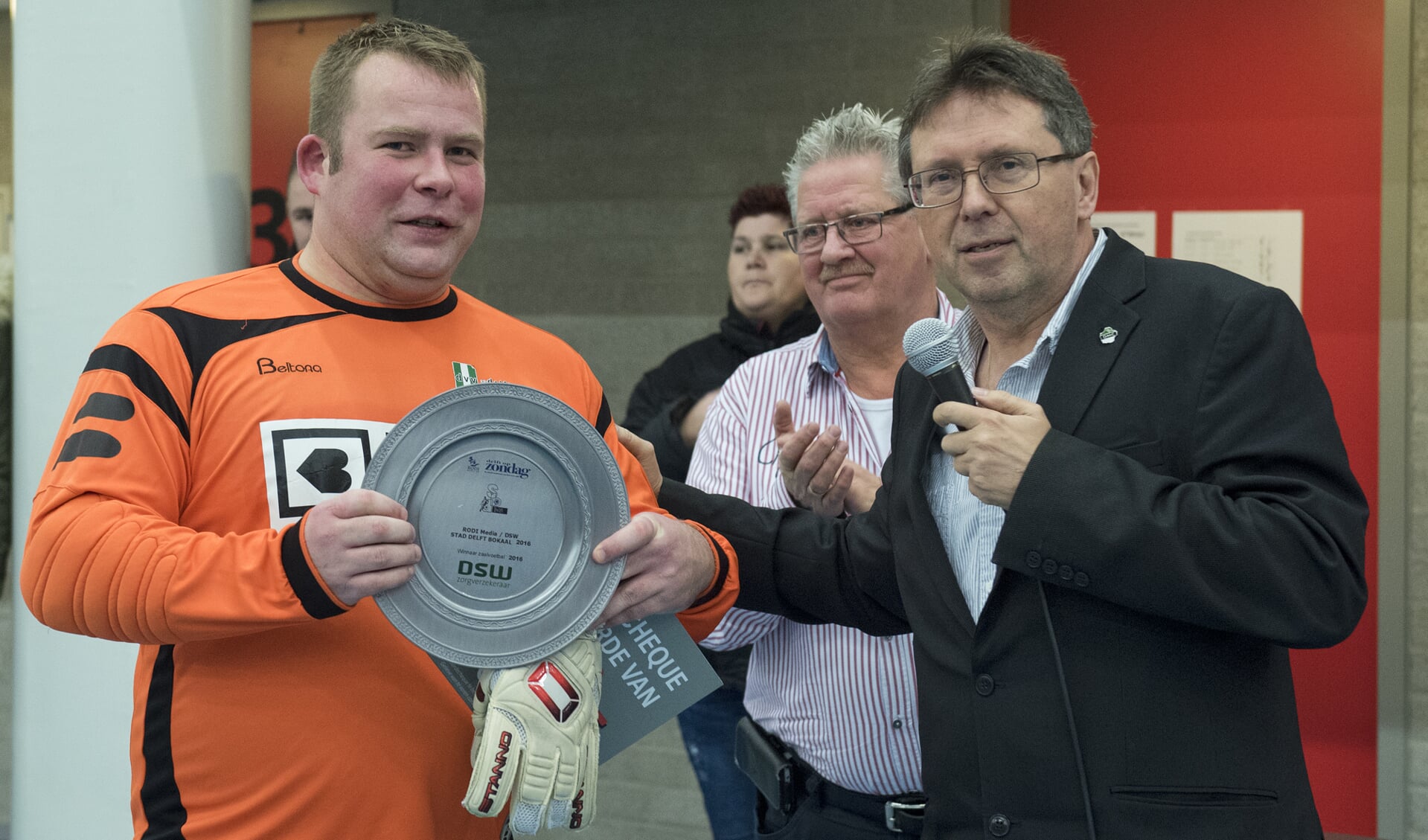 Dvv Delft-aanvoerder Chris van Noortwijk ontvangt uit handen van Dik Schreuders van de Sportraad de Stad Delft-schaal… 