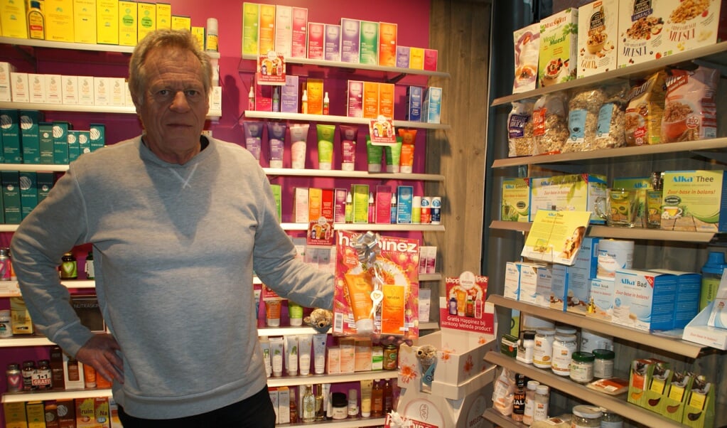 Eigenaar Teun de Vries met één van de cadeau-verpakkingen van Vitaminstore Pijnacker.