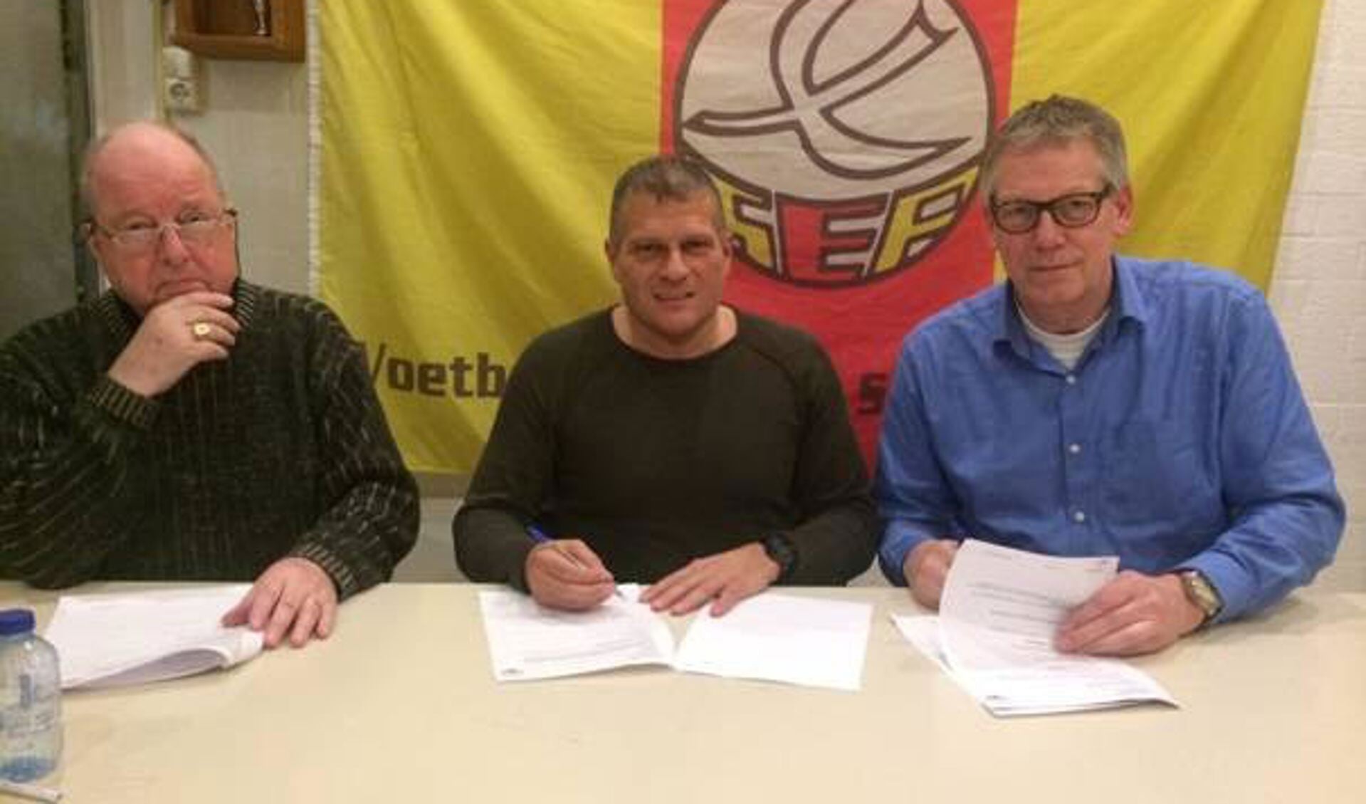 Marco wordt tijdens het tekenen van het contract vergezeld door bestuurslid Kees Noordhuizen (links) en voorzitter Rien Beenen (rechts).