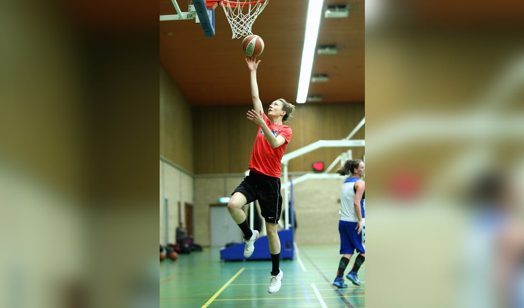 Gwen van Helfteren in actie tijdens een training in Sporthal Brasserskade. Zaterdag 11 maart speelt DAS hier vanaf 17.00 uur de belangrijke thuiswedstrijd tegen Jolly Jumpers. (foto: Koos Bommelé)