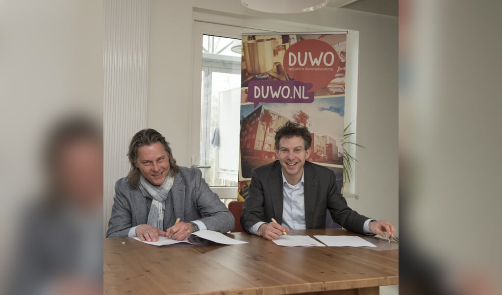 Jaron Weishut (rechts) van The Green Village en Michiel Ensink van DUWO gaan de samenwerking aan. (foto: René Verleg Fotografie)