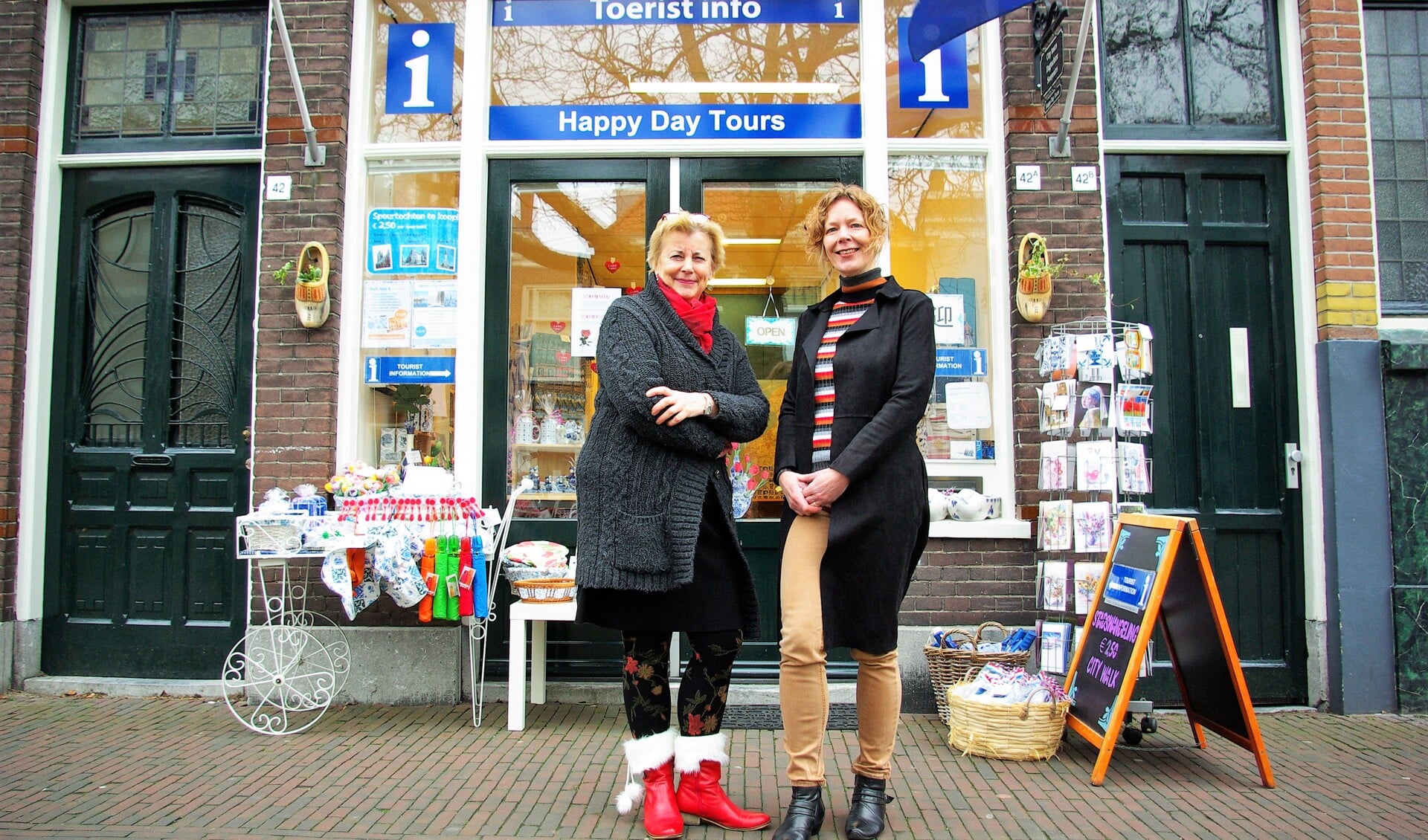 Ditte Mostert-Bok (links) en Lia van der Loos van Happy Day Tours, dat tegenwoordig nog duidelijker zichtbaar is aan de Nieuwe Langendijk. 