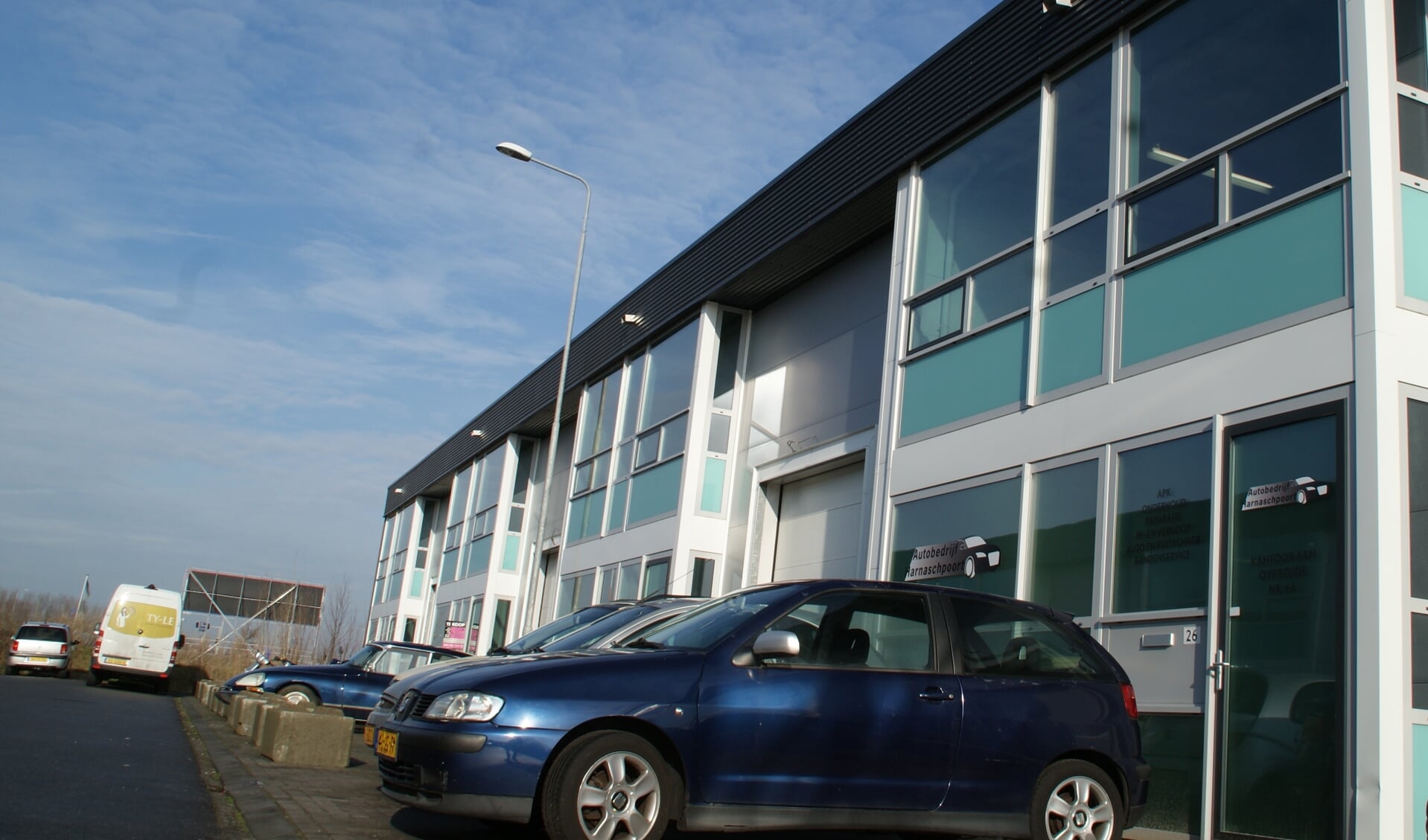 Het nieuwe, tweede bedrijfspand van Autobedrijf Harnaschpoort in Den Hoorn.