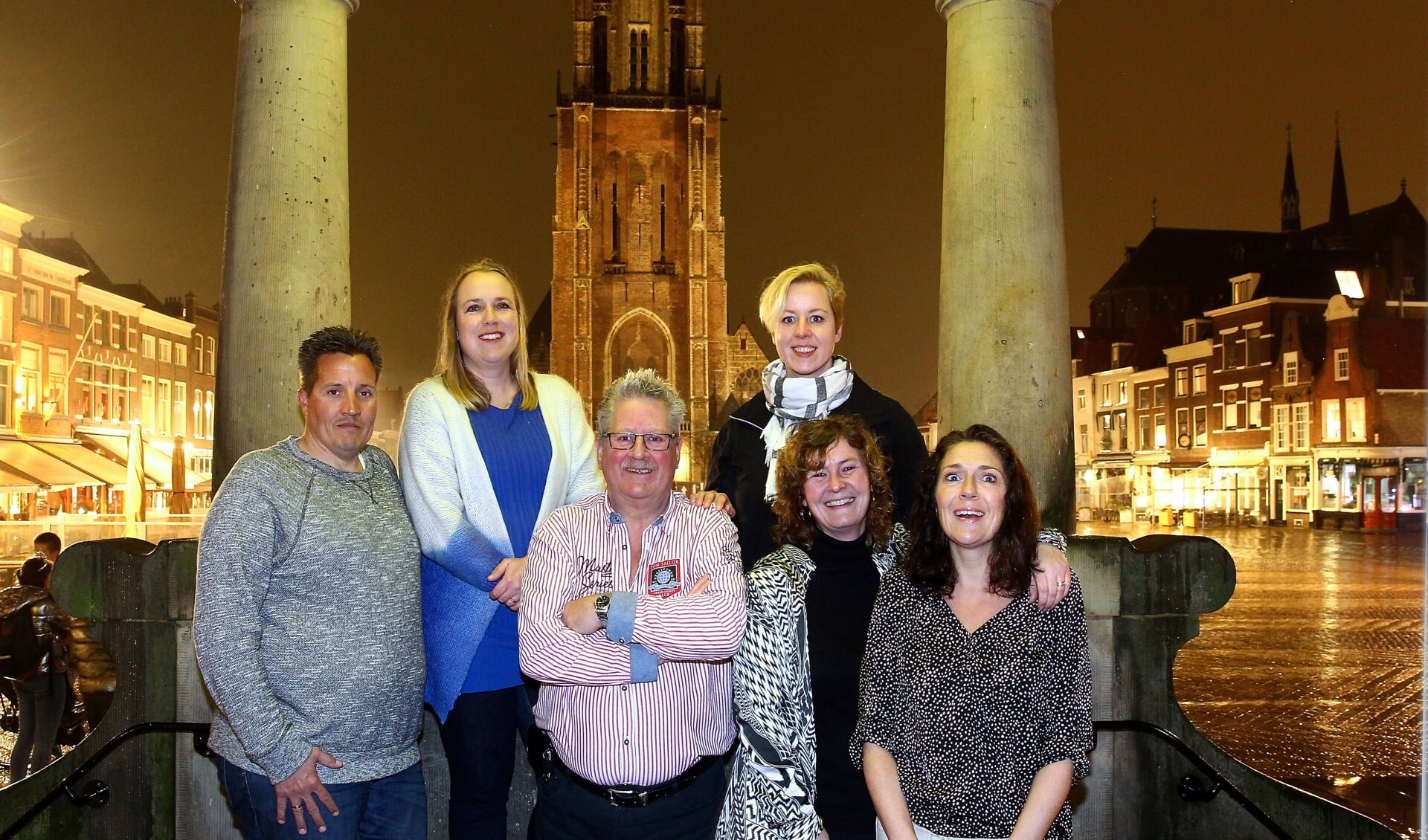 Het nieuwe bestuur van Swim to Fight Cancer Delft, met van links naar rechts: Dennis Hendriks, Annemarie Spiessens, Sjaak Lispet, Leni Boekhout, Inge Driessen en Diana Eradus.