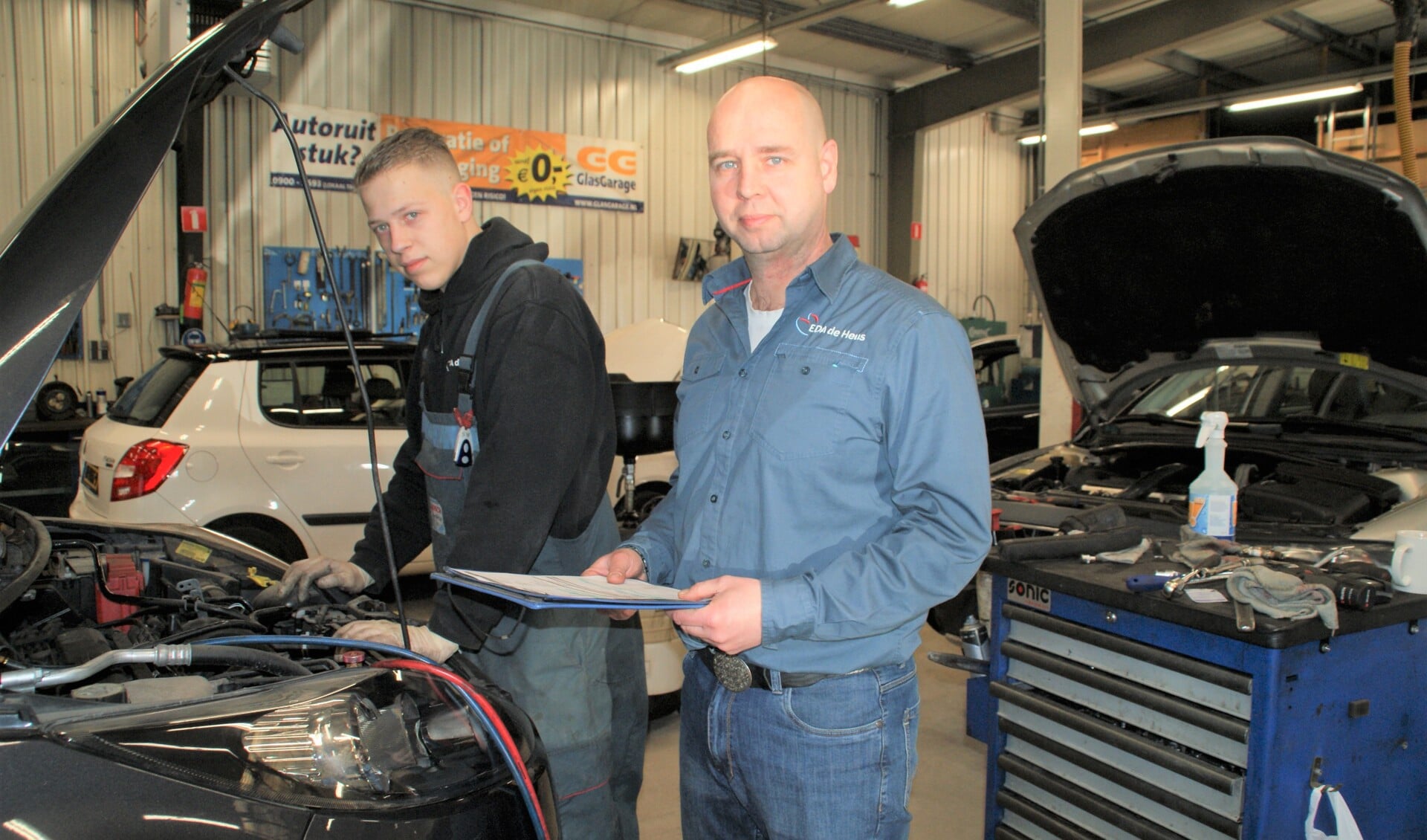 Chef-werkplaats Paul van Winden met naast hem één van de monteurs van universeel autobedrijf EDA de Heus.