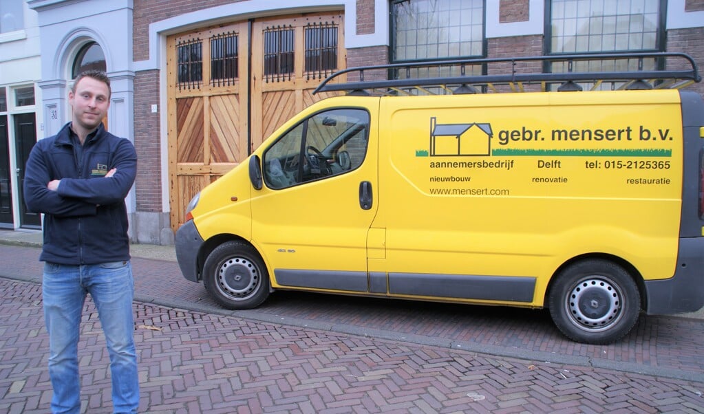 Piet Mensert voor de goed herkenbare gele bedrijfswagen van zijn aannemersbedrijf Gebr. Mensert.