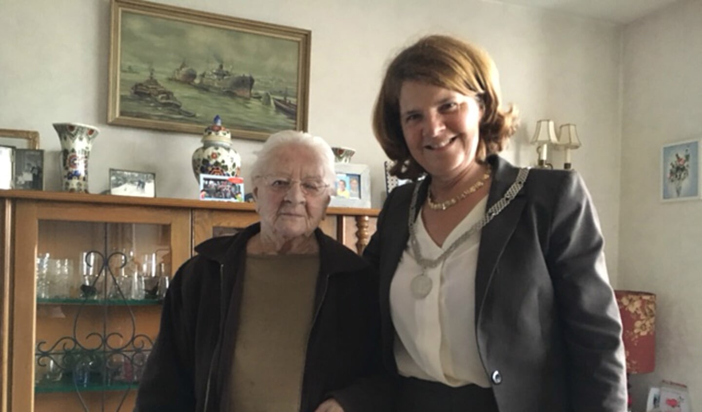 Twee dagen later ging de burgemeester langs bij mevrouw Pot, om ook haar te feliciteren met haar 101e verjaardag.