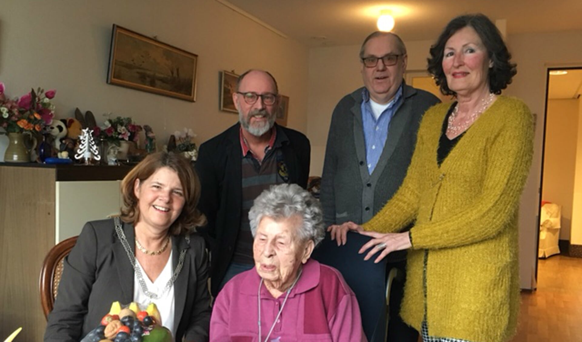Op 31 januari vierde mevrouw Van der Steen haar 101e verjaardag. Burgemeester Van Bijsterveldt feliciteerde haar daarmee.