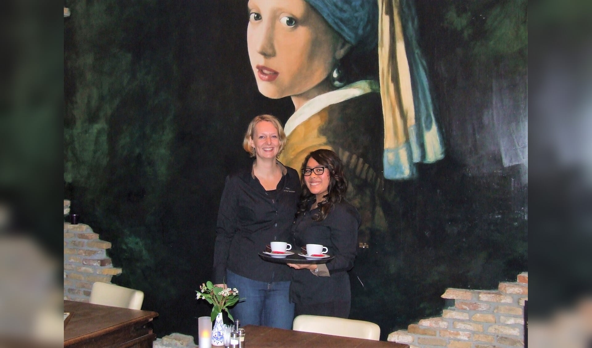 Cicilia Rambaldo (rechts) vond haar droombaan dankzij On Stage bij Hotel Johannes Vermeer. Links Chantal Kouwenhoven. 