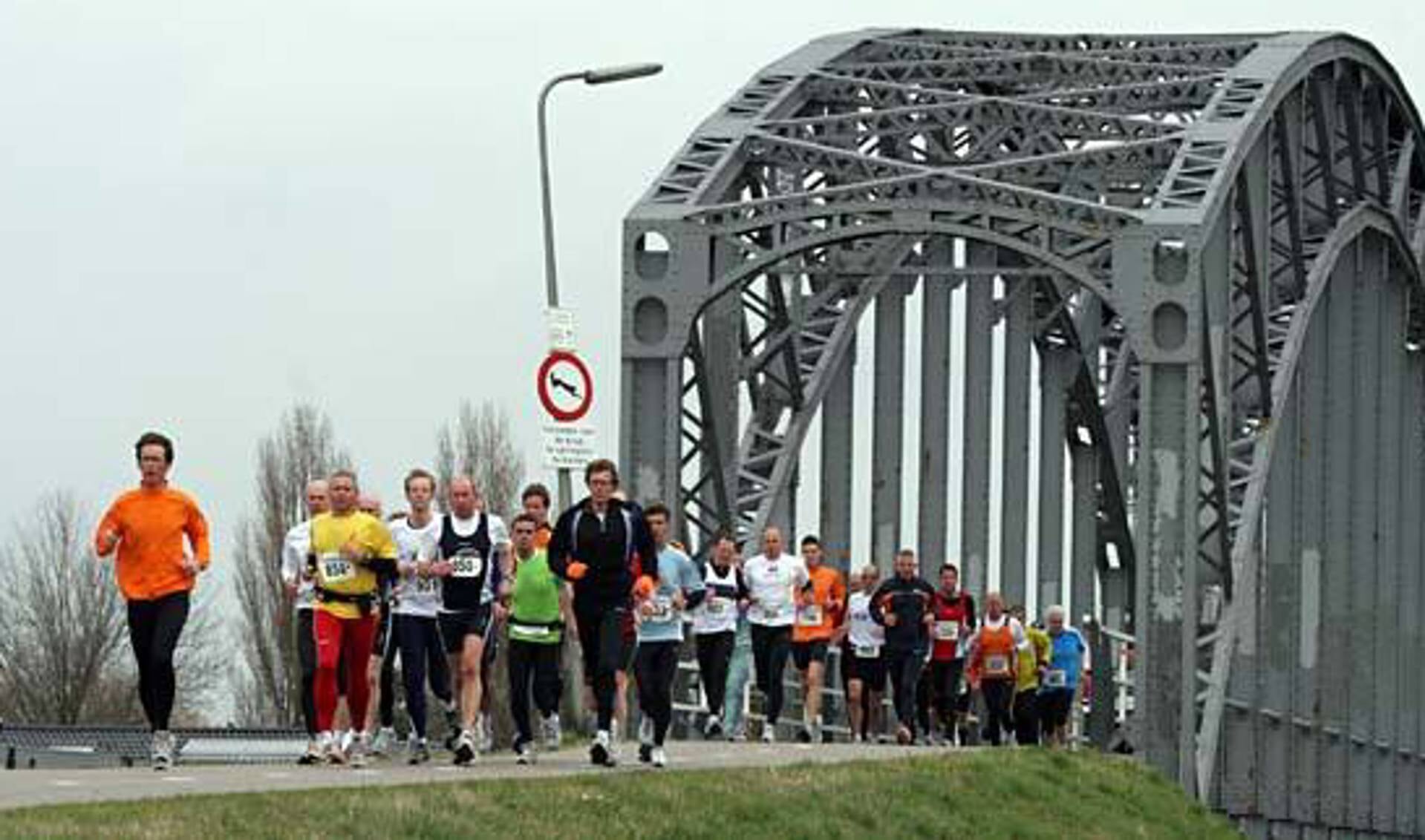 De Halve Marathon van Midden-Delfland gaat onder meer langs de Tramburg in Schipluiden. 