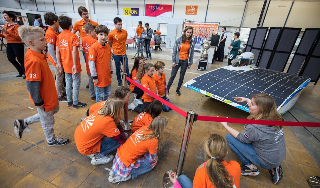 Basisschoolkinderen helpen het Nuon Solar Team bij de bouw van de nieuwste zonneauto Nuna9. (foto: Hans-Peter van Velthoven)