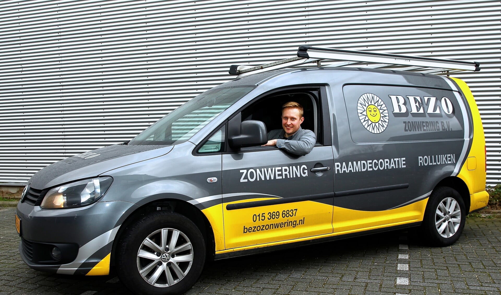 Hans van Winden, de nieuwe eigenaar van Nedlux, in een bedrijfswagen van Bezo Zonwering. 