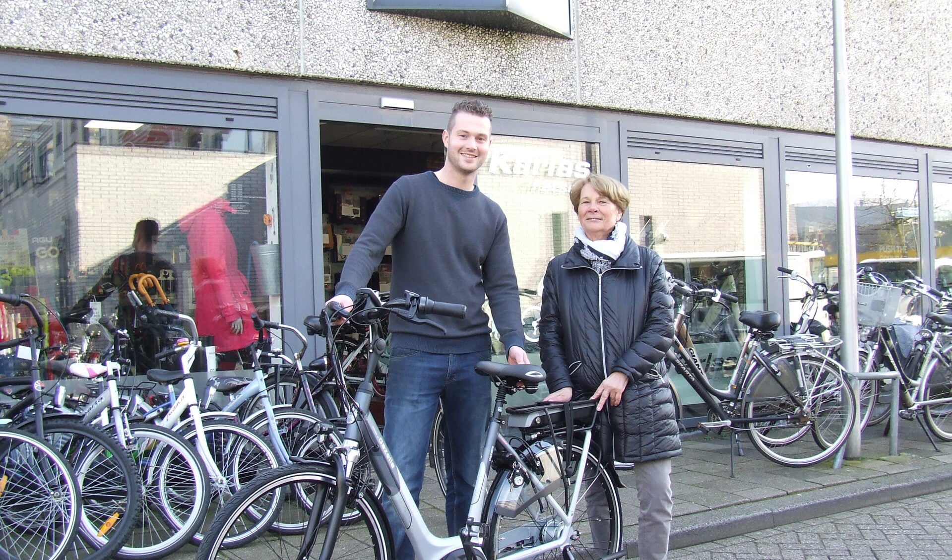 Olaf Karlas levert een nieuwe elektrische fiets af aan een blije klant. (Foto: EvE)