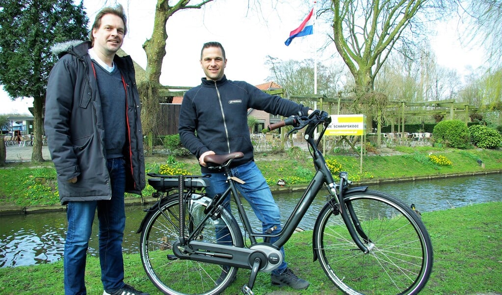 Andy van Leeuwen van De Schaapskooi (links) en Arthur Wijtman van Bike Totaal Wijtman, met achter hen de plek waar het volgend weekend gaat gebeuren. 
