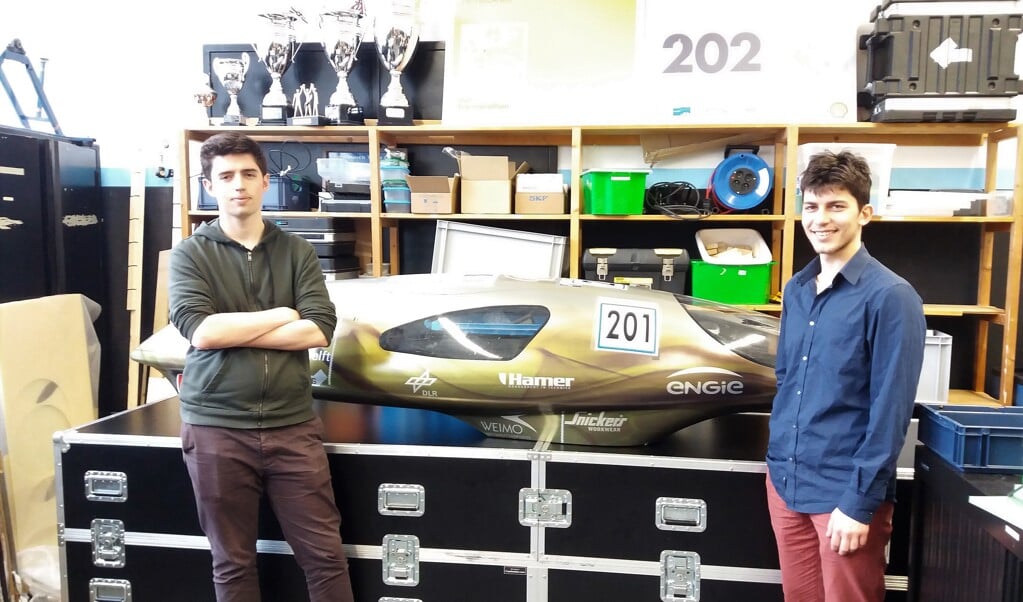 Tom Laeven (links) en Paul Hulsman bij de Eco-Runner VII, die naar verwachting eind mei hoge ogen gaat gooien tijdens de Shell Eco-Marathon. (foto: Willemijn de Vette)