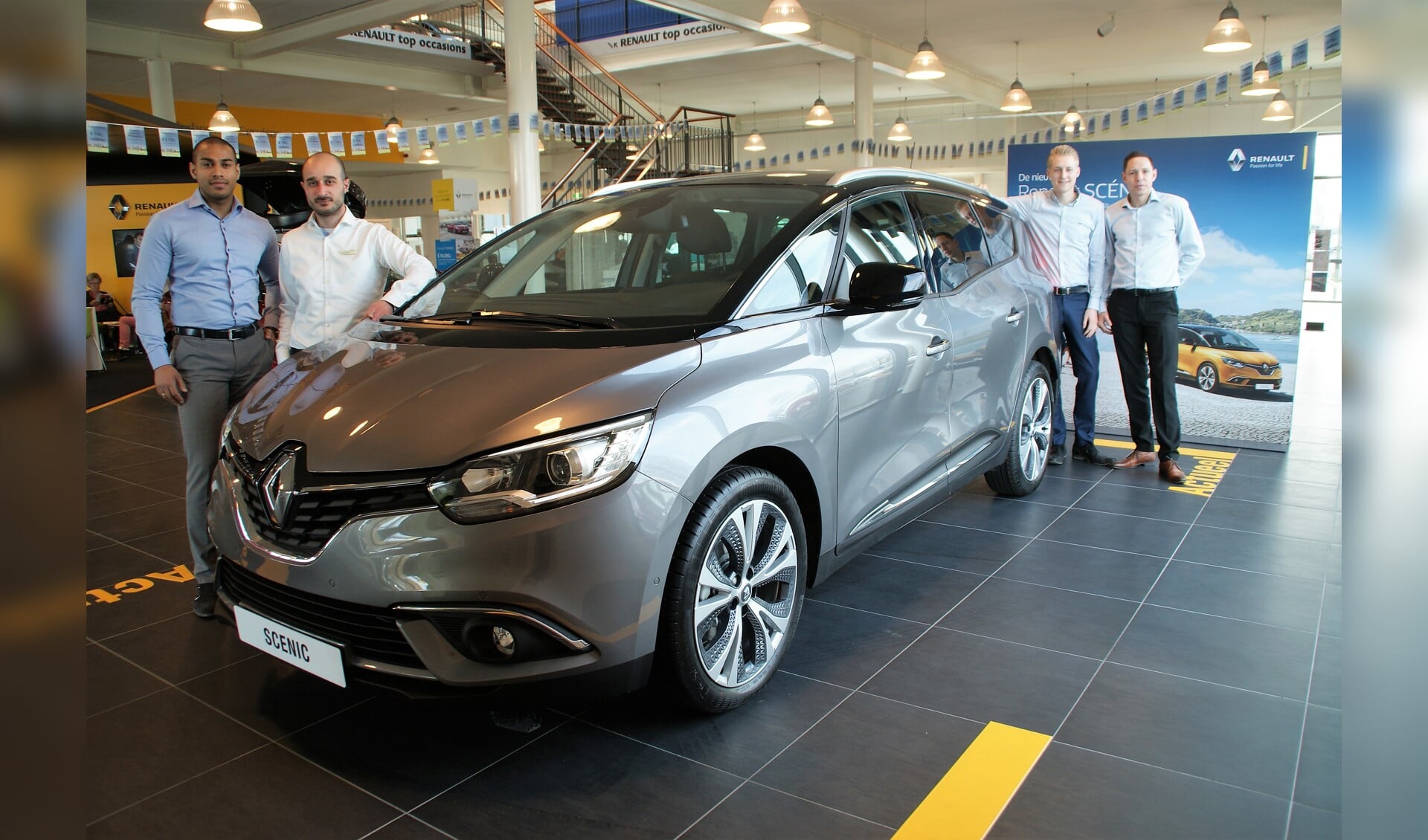Het verkoopteam maakt u graag enthousiast voor de nieuwe Renault Grand Scenic, met van links naar rechts Ismail Aliradja, Cuneyd Hardalioglu, Lars Dukker en Chris Zoutewelle.