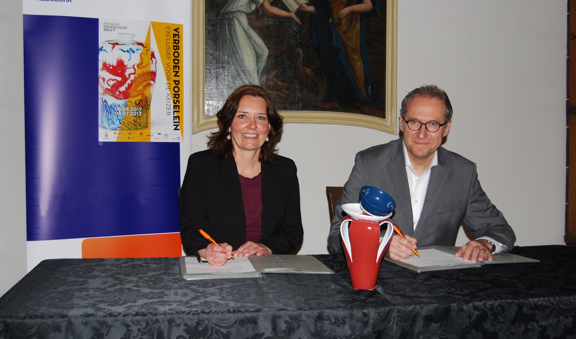 Janelle Moerman, directeur Museum Prinsenhof Delft en Marco Hofland, directievoorzitter van Rabobank Zuid-Holland Midden bij de ondertekening van de sponsorovereenkomst.