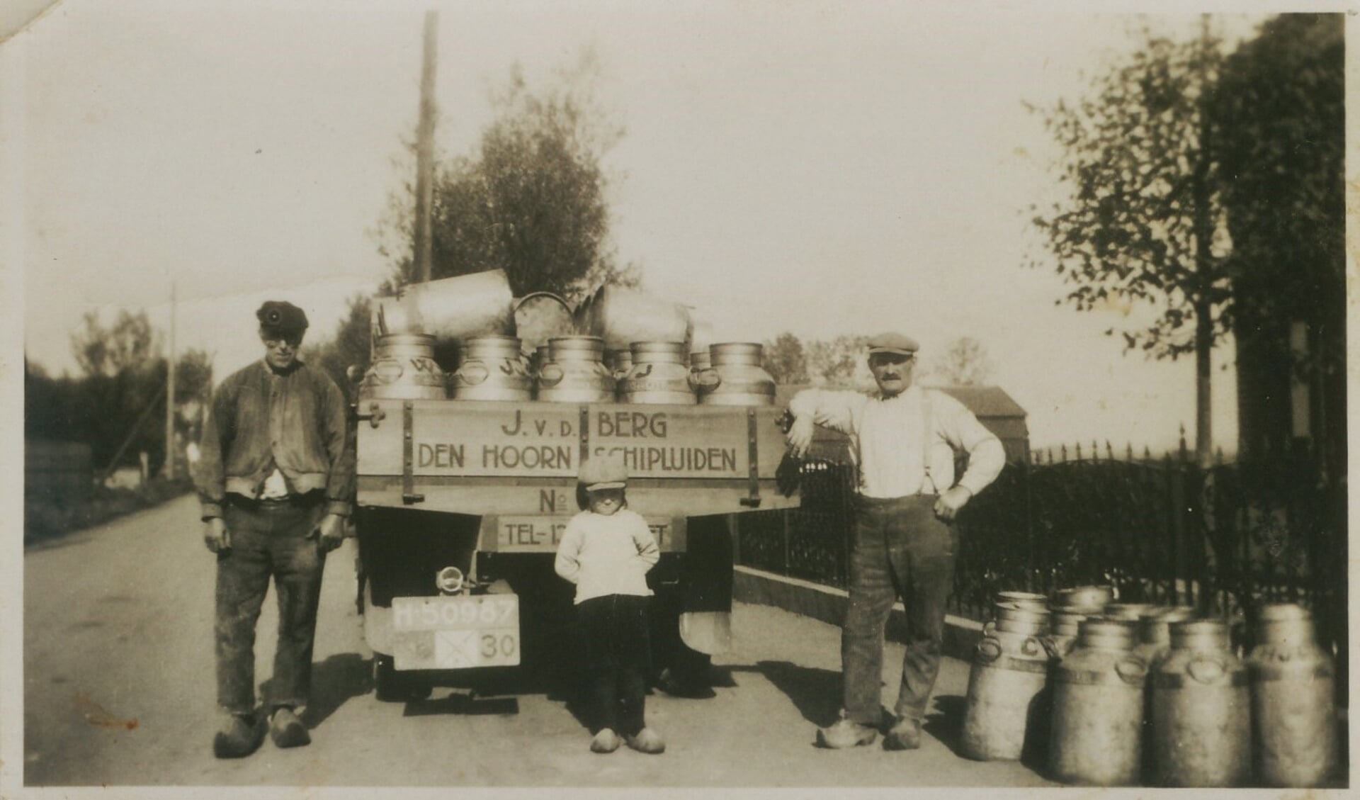Melktransport tijdens de oorlog, rechts op de foto staat Johan van den Berg.