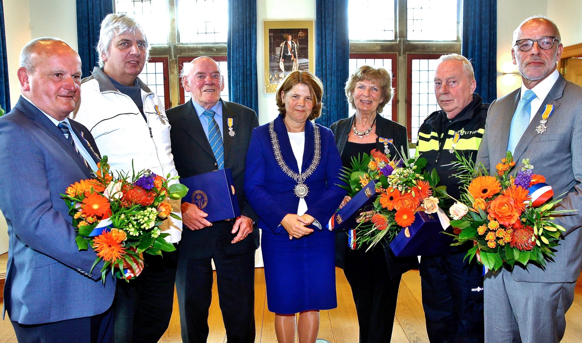 Burgemeester Van Bijsterveldt met de gedecoreerden.