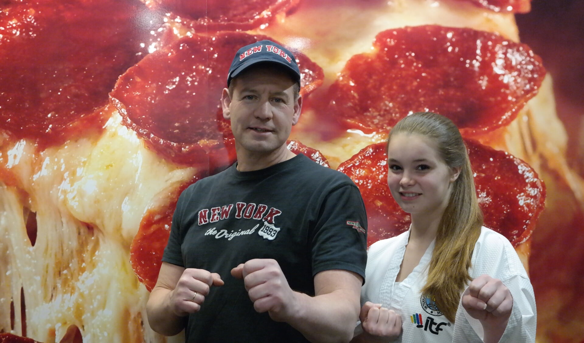 Erik Keus sponsort met zijn New York Pizza de Taekwondoka Daphne van der Wijngaart, die gaat acteren op het wereldkampioenschap in Italië.