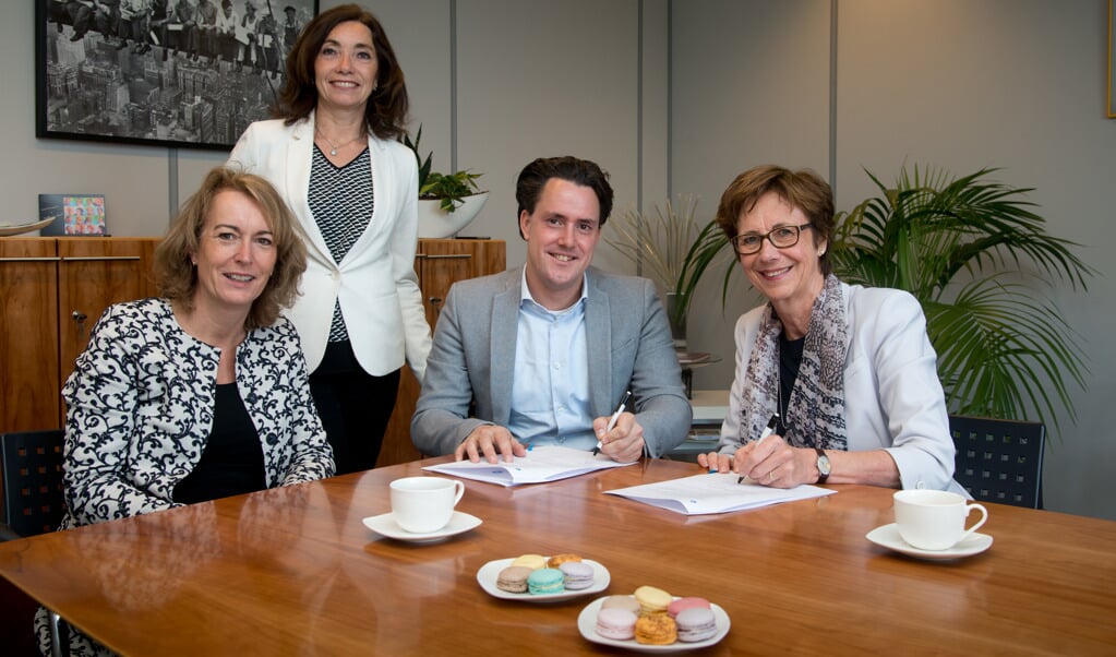 Dr. Ir. Daan Dohmen van Focus Cura en Diny de Bresser, bestuurder van Pieter van Foreest hebben woensdag 26 april de overeenkomst getekend. 