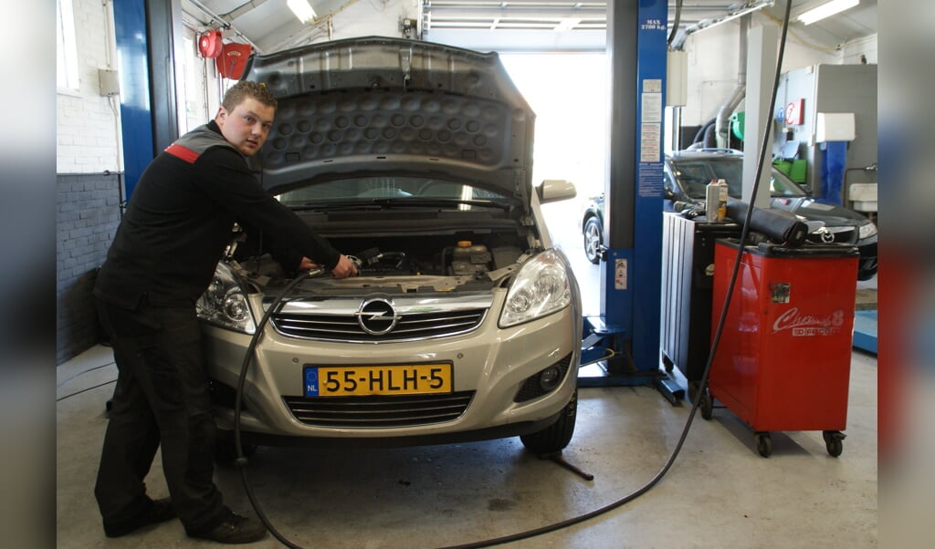 Monteur Remco Bal is helemaal in zijn element in de werkplaats van Roots Autoservice.