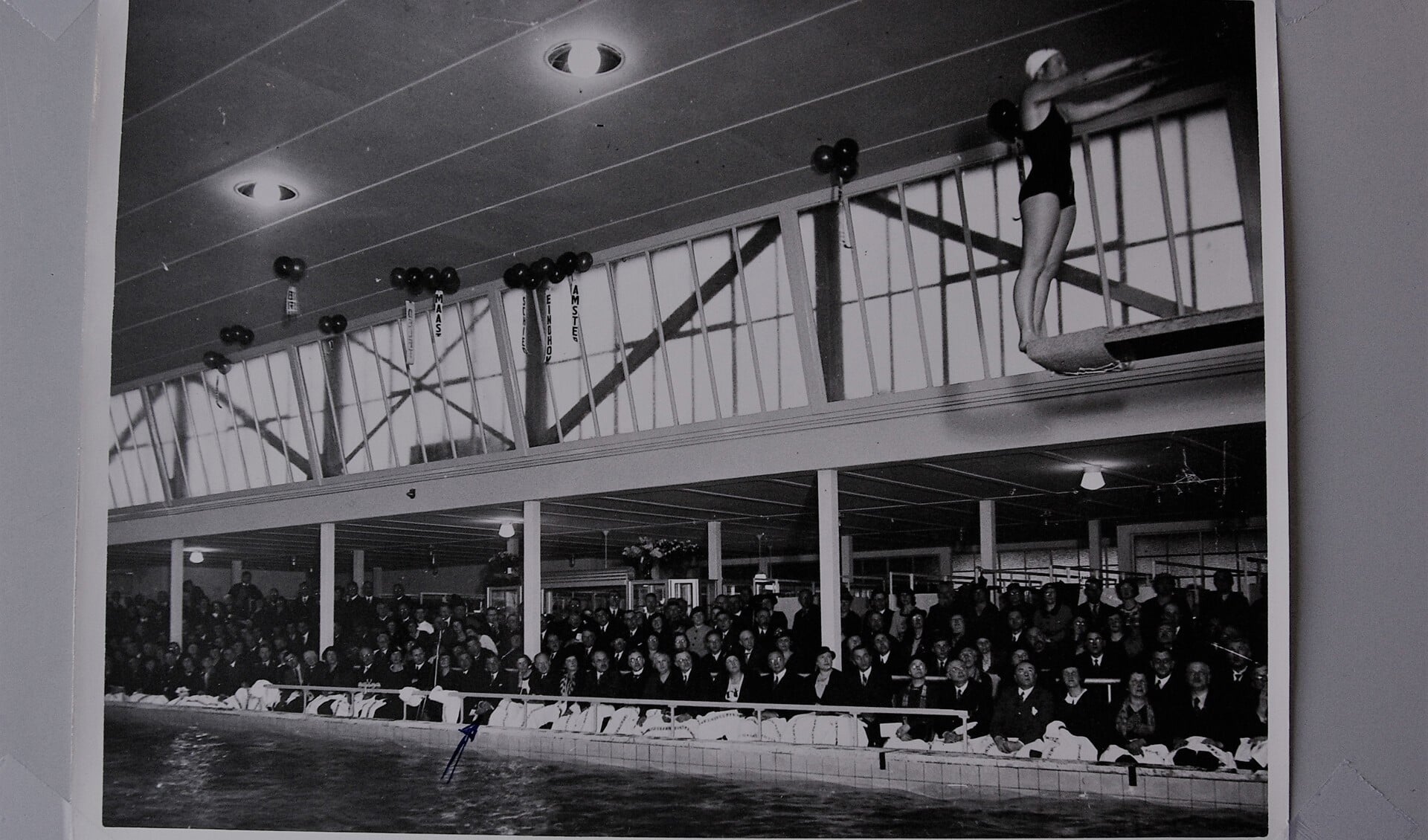 Een ouderwets mooie oude foto van de opening van het Sportfondsenbad Delft in 1936, toen mannen nog pakken en vrouwen nog badpakken droegen.