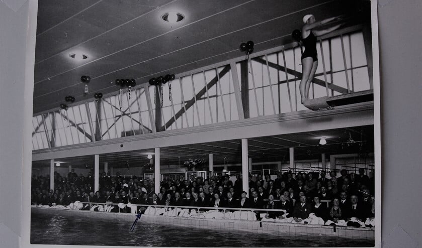 Een ouderwets mooie oude foto van de opening van het Sportfondsenbad Delft in 1936, toen mannen nog pakken en vrouwen nog badpakken droegen.  