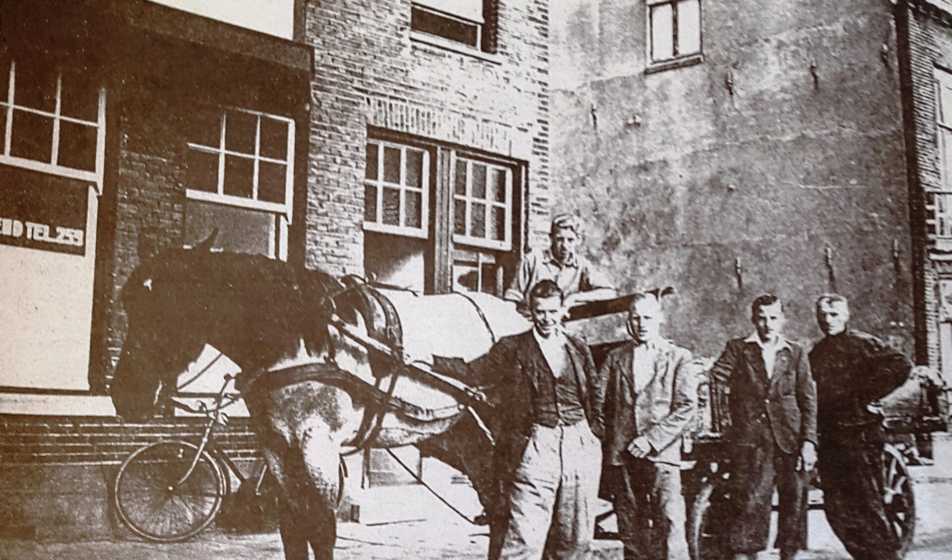 Met paard en wagen de boer op in de jaren 1940. Van links naar rechts: Jan Arink, Jan Vriend, Arend Vriend en Harm Vriend. Op de bok Cor 't Hart.