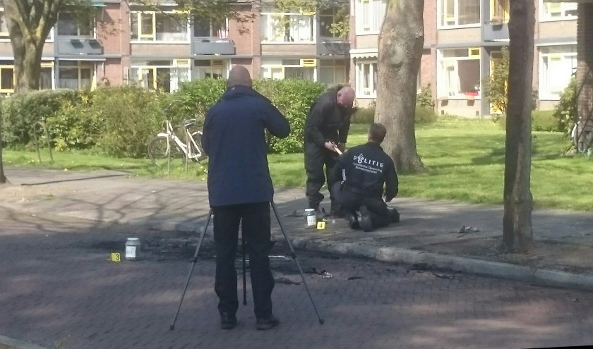 Specialisten van de politie op zoek naar sporen. (foto: Marco van der Roest)